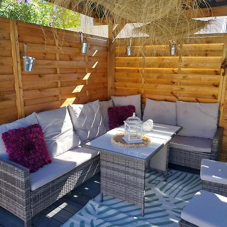 Superbe Grand Studio Tout Confort Avec Exterieur Poussan Exteriér fotografie