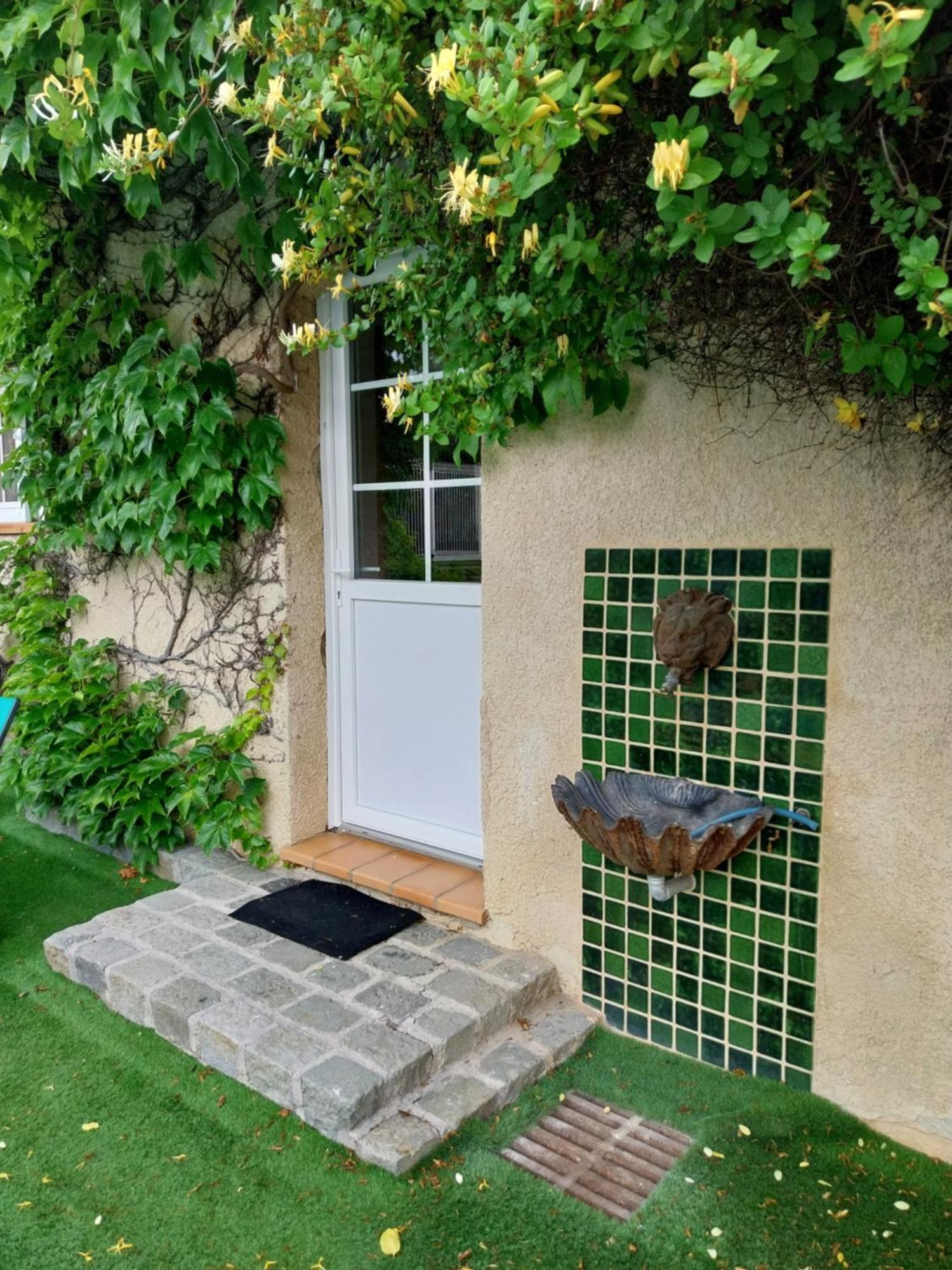 Superbe Grand Studio Tout Confort Avec Exterieur Poussan Exteriér fotografie